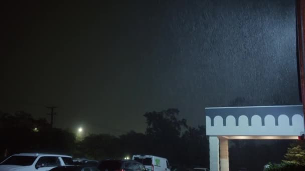Сильный Ливень Падает Улицу Ночное Время Кадры Медленного Движения Высококачественные — стоковое видео