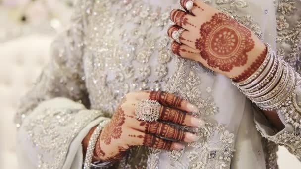 Kobieta Ubrana Tradycyjne Białe Indyjskie Ubrania Piaint Mehndi Strony Hinduski — Wideo stockowe