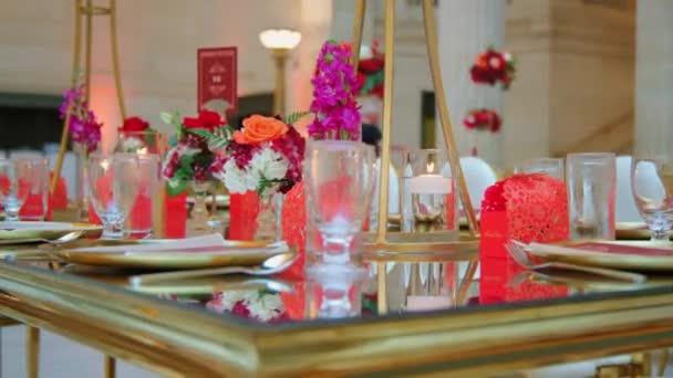 Λευκό Εστιατόριο Γεμάτο Τραπέζια Γαμήλια Εκδήλωση Μετακίνηση Κάμερας Υψηλής Ποιότητας — Αρχείο Βίντεο