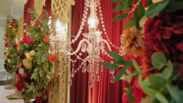 Düğün Salonunun Dekorasyonundaki Kırmızı Rengin Yakın Görüntüsü Kamerayı Çek Yüksek — Stok video