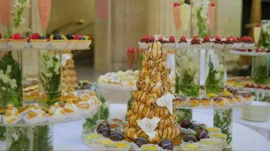 Şekerleme, büfede Sweets. Ziyafette lezzetli tatlılar, sünger kekler, düğün etkinliği. Kamera görüntüsünü değiştir. Yüksek kalite 4k görüntü