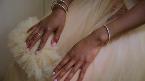 近距离拍摄新娘的手 高质量的4K镜头 — 图库视频影像