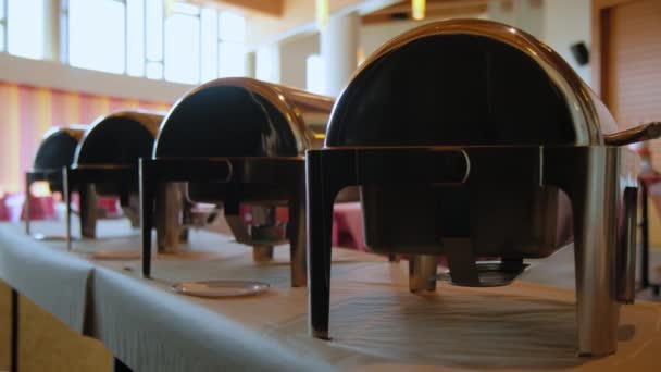 三角自助餐餐厅餐厅餐厅的餐具里有炖菜 移动相机拍摄 高质量的4K镜头 — 图库视频影像