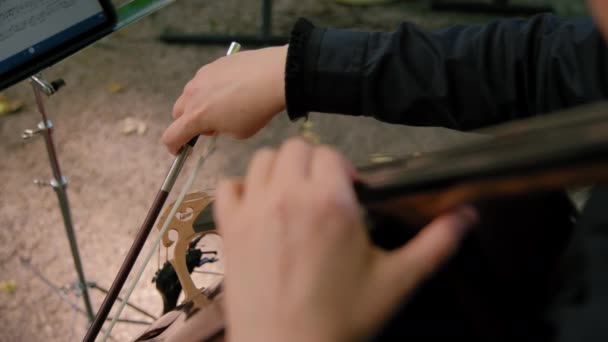 Nahaufnahme Von Handspielenden Cello Orchestermusikern Freien Hochwertiges Filmmaterial — Stockvideo