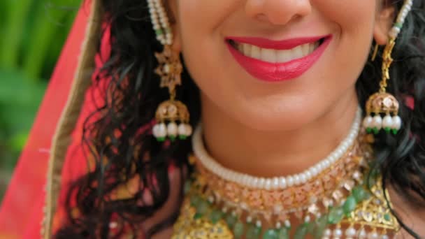 Femme Vêtue Vêtements Indiens Traditionnels Regardez Caméra Souriez Gros Plan — Video