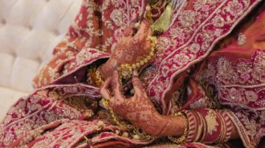Geleneksel kırmızı Hint kıyafetleri giymiş bir kadının görüntülerini kapatın ve bir parça el mehndi. Hindu düğün unsuru. - Evet. Yüksek kalite 4k görüntü
