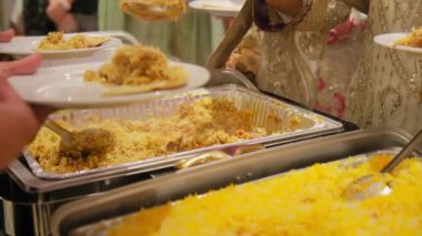 Triangle Buffet Yemek Tabakları Yemek Tabağı 'nı mekânda kapatın. Kamerayı çek. Yüksek kalite 4k görüntü