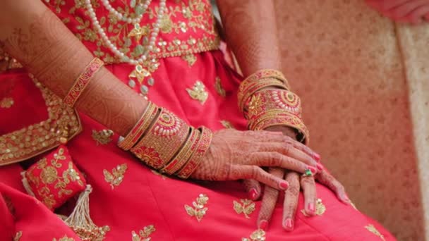 Kobieta Ubrana Czerwone Tradycyjne Indyjskie Ubrania Element Hinduskiego Ślubu Zamknij — Wideo stockowe