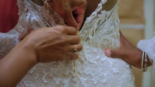 Gros Plan Matin Mariée Processus Mise Sur Une Robe Mariée — Video
