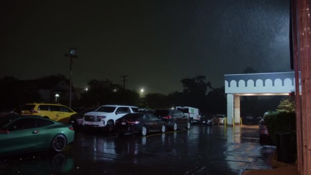 Сильна Дощова Буря Вночі Падає Вулицю Повільний Рух Широкоформатних Кадрів — стокове відео