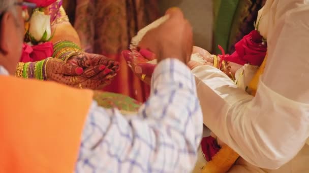 伝統的なヒンドゥー教の結婚式のエレメントの近くのショット スローモーションショット 高品質の4K映像 — ストック動画