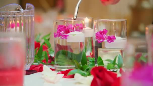 Λευκό Εστιατόριο Γεμάτο Τραπέζια Γαμήλια Εκδήλωση Κοντινό Πλάνο Υψηλής Ποιότητας — Αρχείο Βίντεο