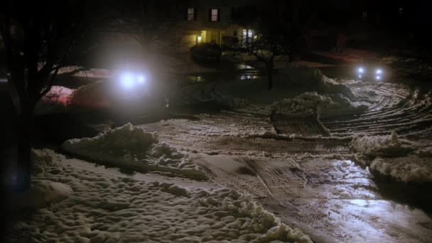 Kar Temizleme Makinesi Gece Vakti Düz Araba Parkının Yakınındaki Kaldırımı — Stok video