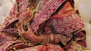 Geleneksel kırmızı Hint kıyafetleri giymiş bir kadının görüntülerini kapatın ve bir parça el mehndi. Düğün öğesi. - Evet. Yüksek kalite 4k görüntü