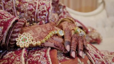 Geleneksel kırmızı Hint kıyafetleri giymiş bir kadının görüntülerini kapatın ve bir parça el mehndi. Hindu düğün unsuru. Kamerayı çek. Yüksek kalite 4k görüntü