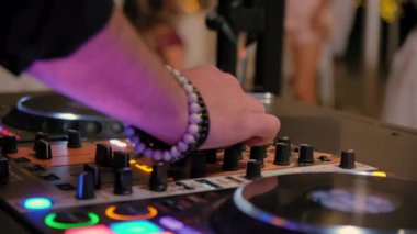 DJ 'in ellerini yakın plan çek. Gece etkinliğinde DJ Ses Karıştırıcı. Yüksek kalite 4k görüntü