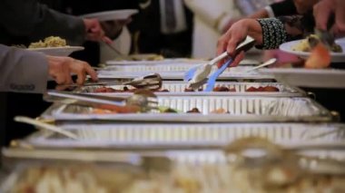 Triangle Buffet, yemek takımını aşındırıyor. Büfe 'nin yakın görüntüsü. Yüksek kalite 4k görüntü