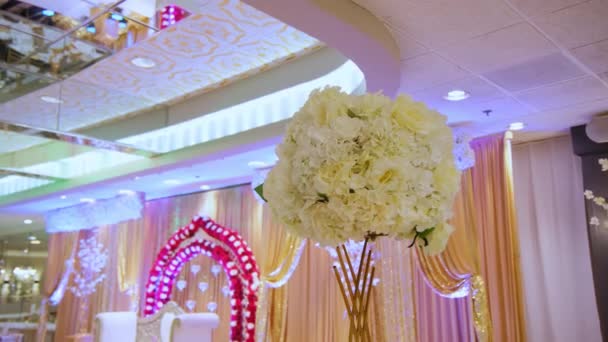 Düğün Salonunun Dekorasyonunda Beyaz Renk Unsuru Kamerayı Çek Yüksek Kalite — Stok video