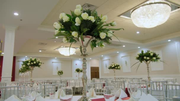 婚礼大厅装饰中的白色内饰元素 是的高质量的4K镜头 — 图库视频影像