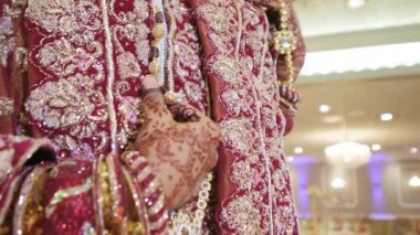 Geleneksel kırmızı Hint kıyafetleri giymiş bir kadının görüntülerini kapatın ve bir parça el mehndi. Hindu düğün unsuru. Kamera görüntülerini oynat. Yüksek kalite 4k görüntü