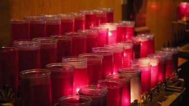 Kilisede kırmızı ve beyaz mumlar sırayla yakılıyor. - Evet. Yüksek kalite 4k görüntü