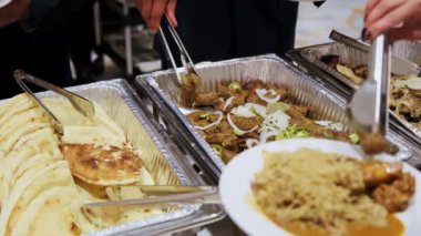 Triangle Buffet Yemek Tabakları Yemek Tabağı 'nın mekandaki aşındırma etkinliğini kapatın. Kamerayı çek. Yüksek kalite 4k görüntü