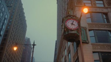 Chicago şehir merkezindeki caddelerin geniş görünümü bir sis tabakasının altında. Yüksek kalite 4k görüntü