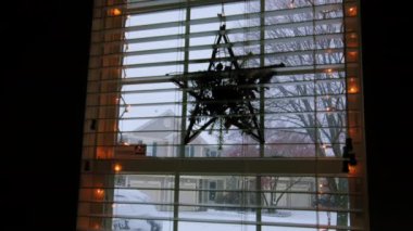 Kar yağdı, pencereden manzara. Perdeler kalkıyor. Evin manzarası. Yüksek kalite 4k görüntü