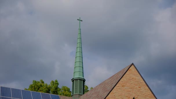 Vista Igreja Bairro Residencial Habitação Urbana Céu Nublado Imagens Alta — Vídeo de Stock