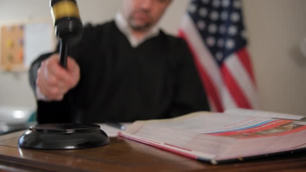 Juízes Mão Com Martelo Juiz Madeira Escreve Sua Decisão Foco — Vídeo de Stock