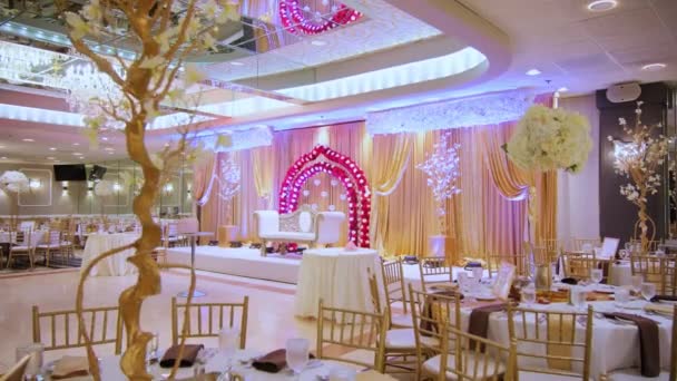 結婚式場の装飾の白い色のインテリアの要素 ワイドカメラショットを移動する 高品質の4K映像 — ストック動画