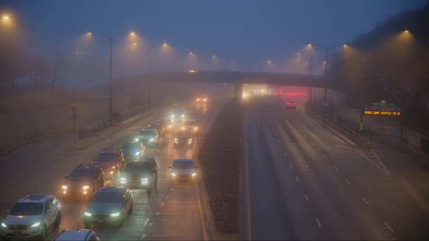 Автомобілі Їдуть Туманною Дорогою Поганою Видимістю Туману Чикаго Високоякісні Кадри — стокове відео