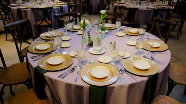 Helyszín Bankett Asztal Felállítva Tálalva Vacsora Evőeszközök Evőeszközök Esküvőn Mozgó — Stock videók