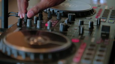 DJ Ses Karıştırıcı 'nın gece görüntülerini kapatın. Yüksek kalite 4k görüntü