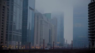 Chicago şehir merkezinin geniş açılı görüntüsü Sis tabakasının altında. Yüksek kalite 4k görüntü