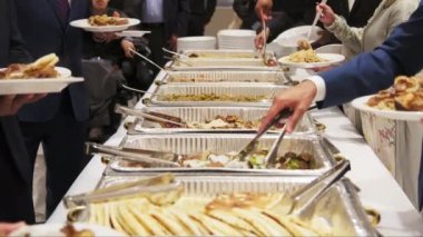 Triangle Buffet 'ın yemek takımı aşındırma çanağının mekan etkinliğinde yakın plan çekimi. - Evet. Yüksek kalite 4k görüntü