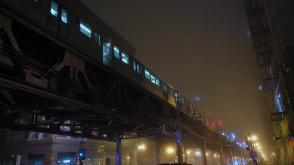Zug Fährt Bei Nebliger Nacht Auf Hochgleis Bahn Der Innenstadt — Stockvideo