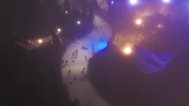 Wide Drone Schoot Veel Mensen Neer Schaatsbaan Millennium Park Nachts — Stockvideo