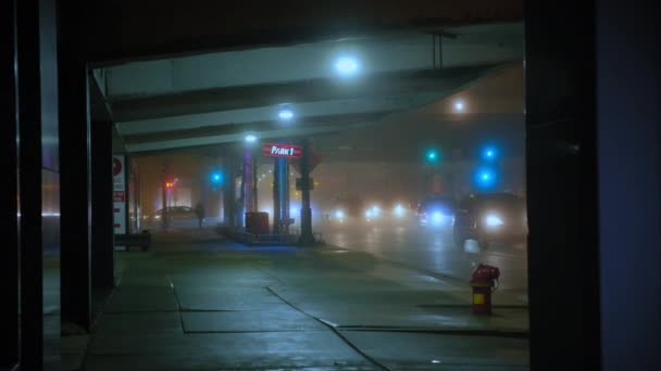 Auto Guidano Strada Nebbia Notte Chicago Street Grande Tiro Filmati — Video Stock