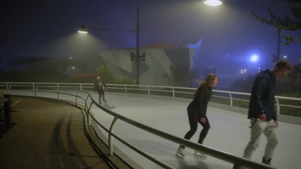 Muitas Pessoas Patinando Pista Gelo Millennium Park Noite Tempo Nebuloso — Vídeo de Stock