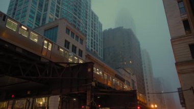 Chicago şehir merkezindeki cadde elementleri. Sis tabakası ve hareket halindeki tren altında. Yüksek kalite 4k görüntü