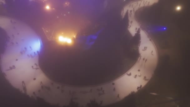 Széles Drón Lövés Sok Ember Korcsolyázik Jégpályán Millennium Parkban Éjszaka — Stock videók