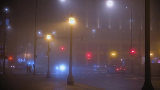 Carros Dirigem Estrada Vazia Noite Nevoeiro Rua Chicago Imagens Alta — Vídeo de Stock