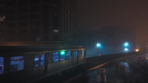 夜にエレベーター トラックを通過する列車 シカゴのダウンタウンにある地下鉄 高品質の4K映像 — ストック動画
