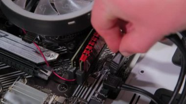 Bilgisayardaki ana karta veri bağlantısı kurun. Yüksek kalite 4k görüntü