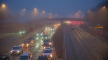 Arabalar sisli bir yolda sisli bir şekilde ilerler. Şikago. Yüksek kalite 4k görüntü