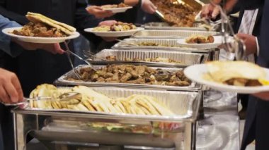 Triangle Buffet Yemek Tabakları Yemek Tabağı 'nın mekan etkinliğindeki görüntüsünü kapat. Kamera görüntüsünü değiştir. Yüksek kalite 4k görüntü