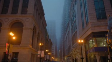 Chicago 'nun merkezindeki sokaklar Sis tabakasının altında. Geniş açı. Şikago İl. USA 8 Ocak 2024. Yüksek kalite 4k görüntü
