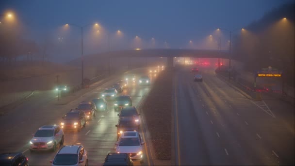 Carros Dirigem Longo Uma Estrada Nebulosa Com Pouca Visibilidade Nevoeiro — Vídeo de Stock