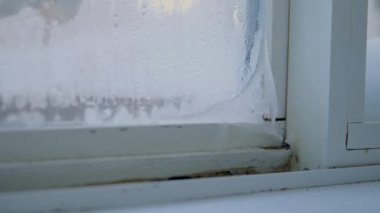 Evdeki eski pencerelerdeki yoğunlaştırılmış buz kabarcıklarının görüntülerini kapat. Soğuk kış zamanı. Yüksek kalite 4k görüntü